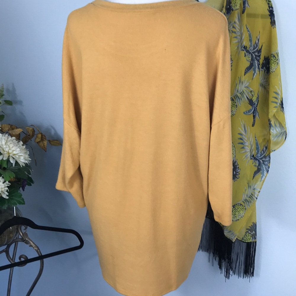 Over sized round neck pullover. - Picture 4 of 4